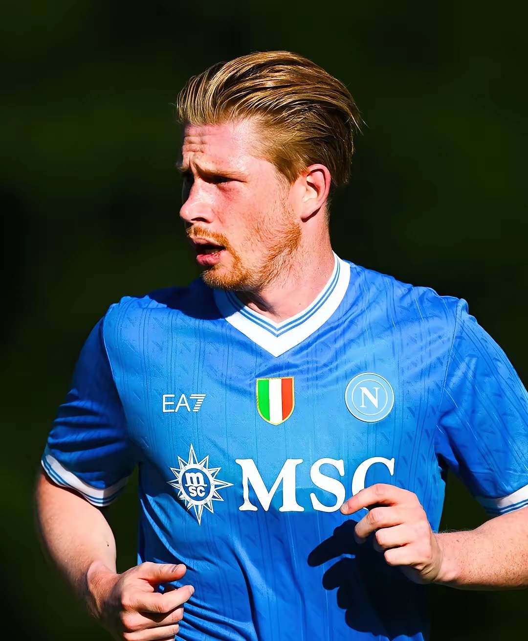 曼联主场迎战西汉姆联，两队均形势不佳，曼联有望取胜。