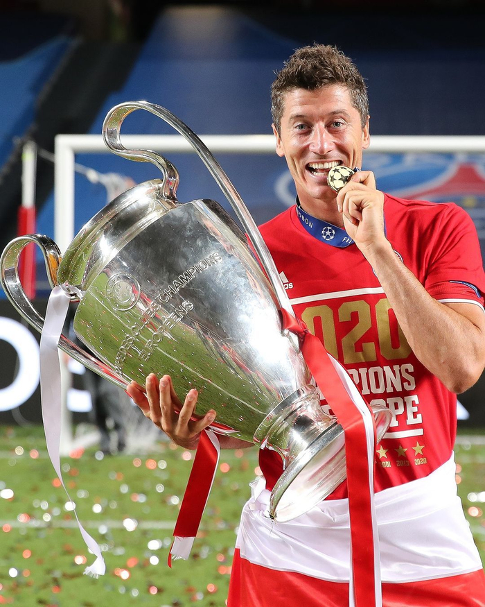 河南球迷在看台打出TIFO：United as one，we make history