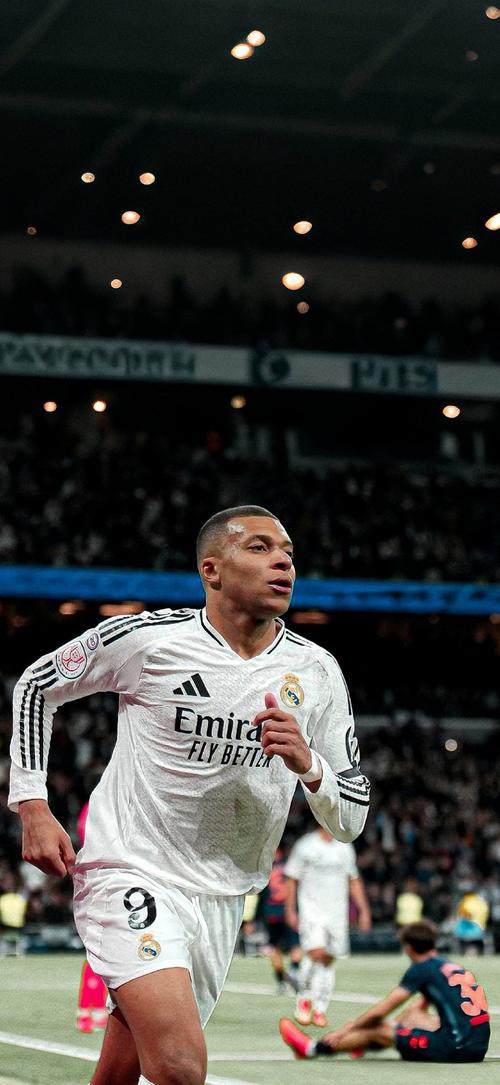 利物浦内讧曝光！斯洛特不愿卖迪亚斯，总监休斯却执意推动转会