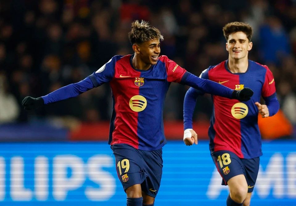 詹姆斯背后传球制造得分机会