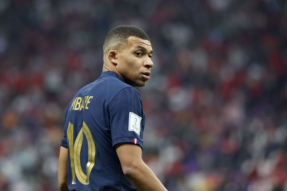 重庆两江新区十联屏打出多个宣传语，庆祝重庆铜梁龙冲超成功